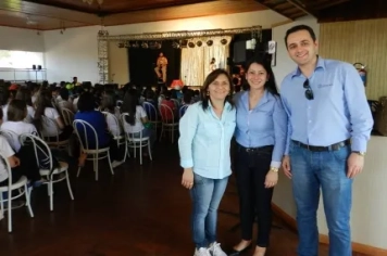 Teatro diverte crianças em Campinas do Sul